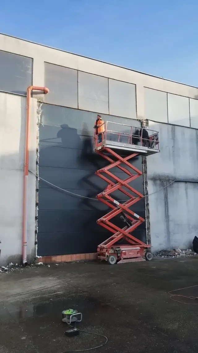 Montajul unei uși industriale la o hală
