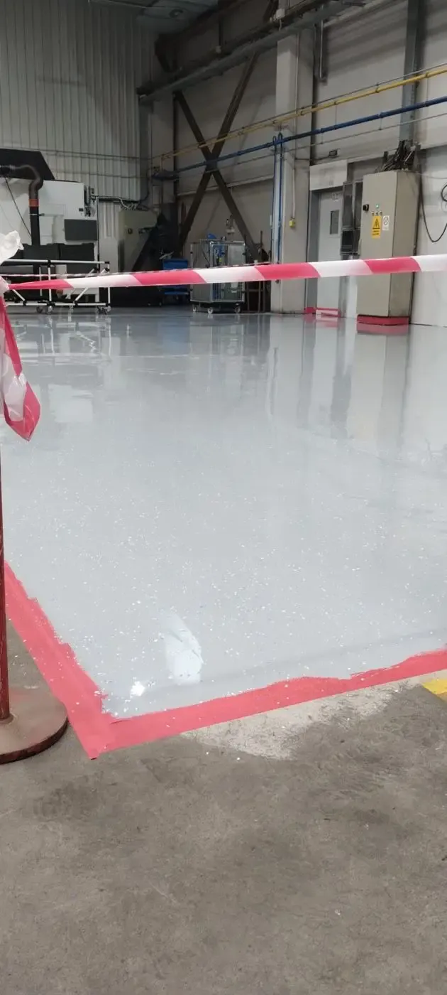 Pardoseală epoxidică lucioasă într-o hală industrială