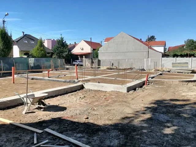 Fundație de casă turnată și pregătită pentru zidărie