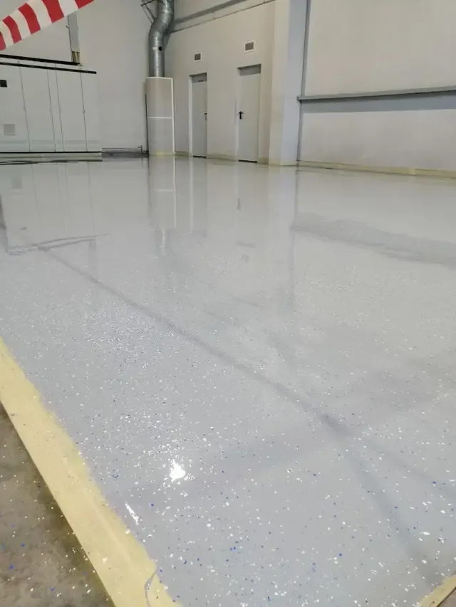 Pardoseală epoxidică finalizată într-o hală de producție