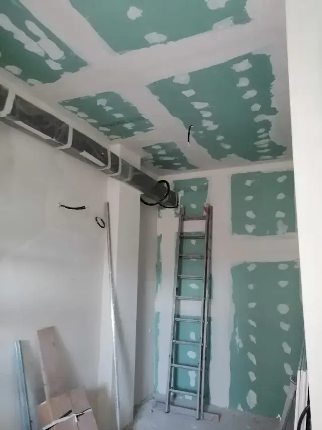 Montaj de gips-carton pe pereți și tavan într-un interior