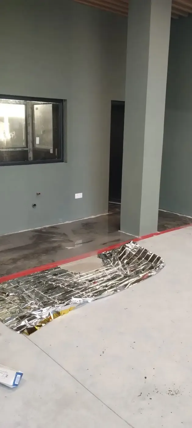 Interior pregătit după turnarea șapei de beton