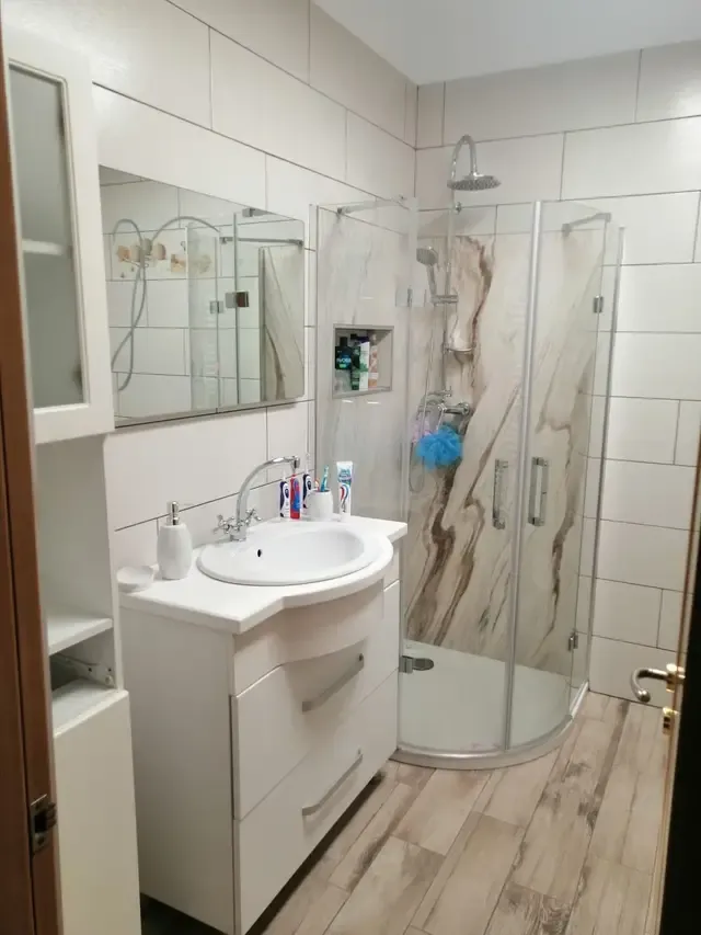 Baie finisată complet cu placări și cabină de duș