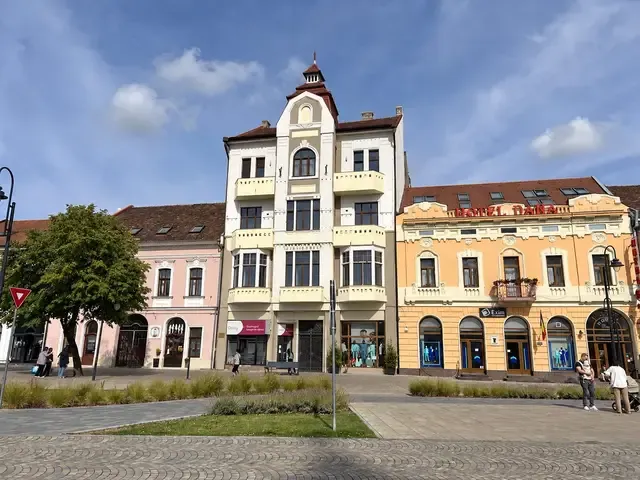 Clădiri renovate în centrul orașului Satu Mare
