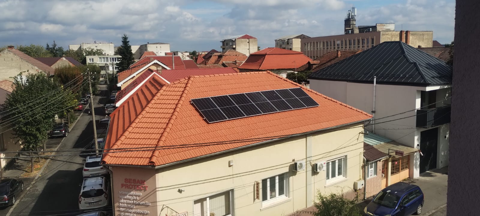 Acoperiș din tablă cutată cu panouri solare montate