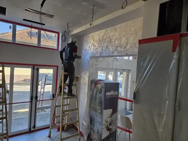 Aplicarea unui finisaj decorativ pe pereții unui spațiu comercial