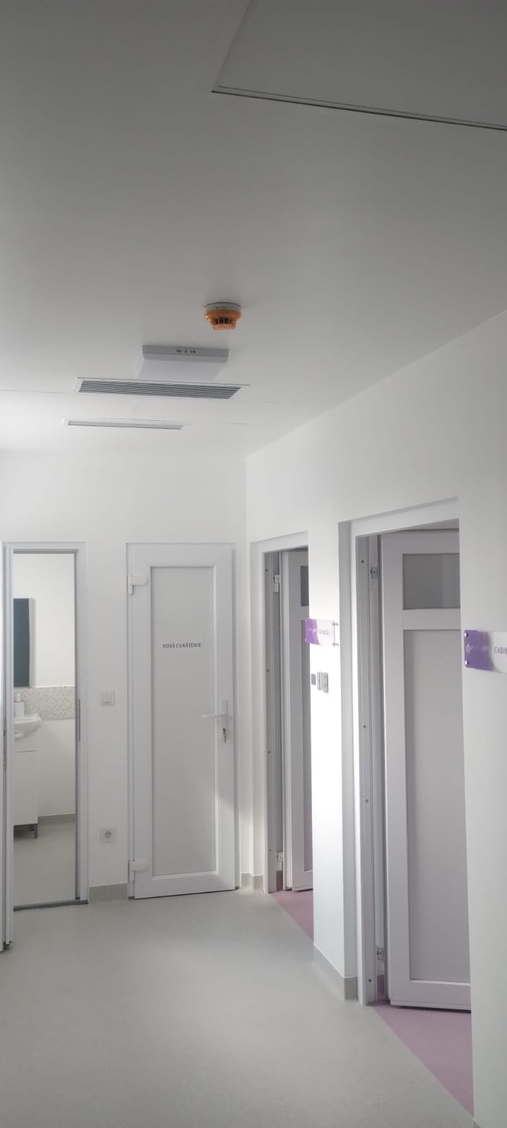Coridorul clinicii private cu uși și cabine finisate