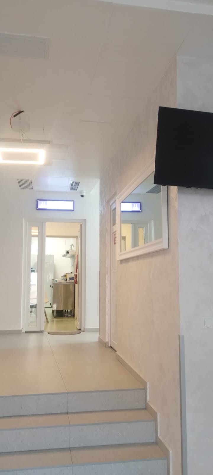 Holul clinicii private cu finisaje decorative pe pereți