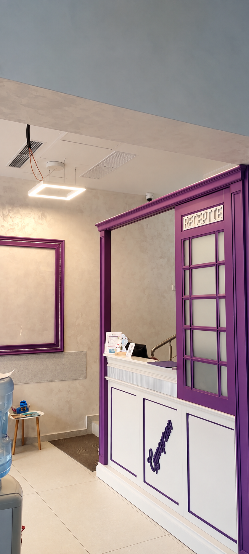 Recepția clinicii private cu finisaje decorative pe pereți