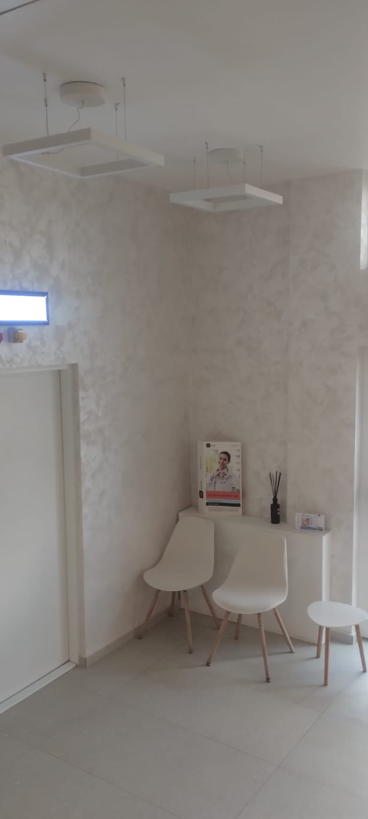 Sala de așteptare a clinicii cu finisaje decorative pe pereți