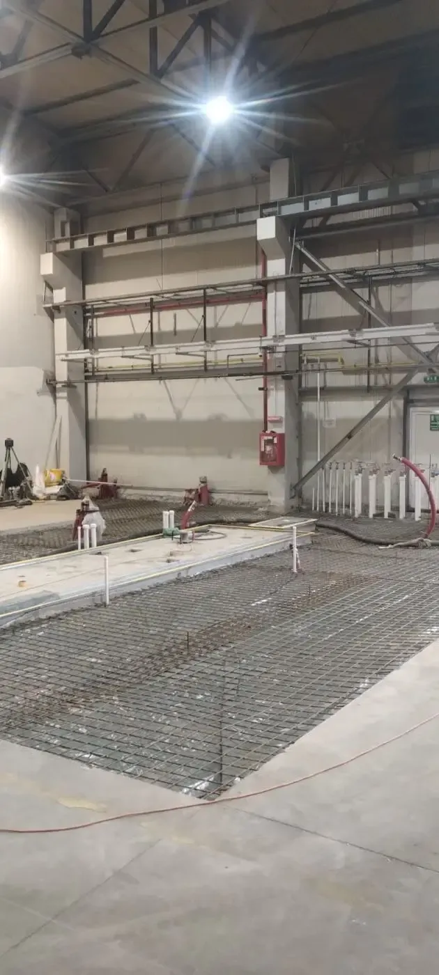 Armătură pregătită pentru turnarea pardoselii unei hale