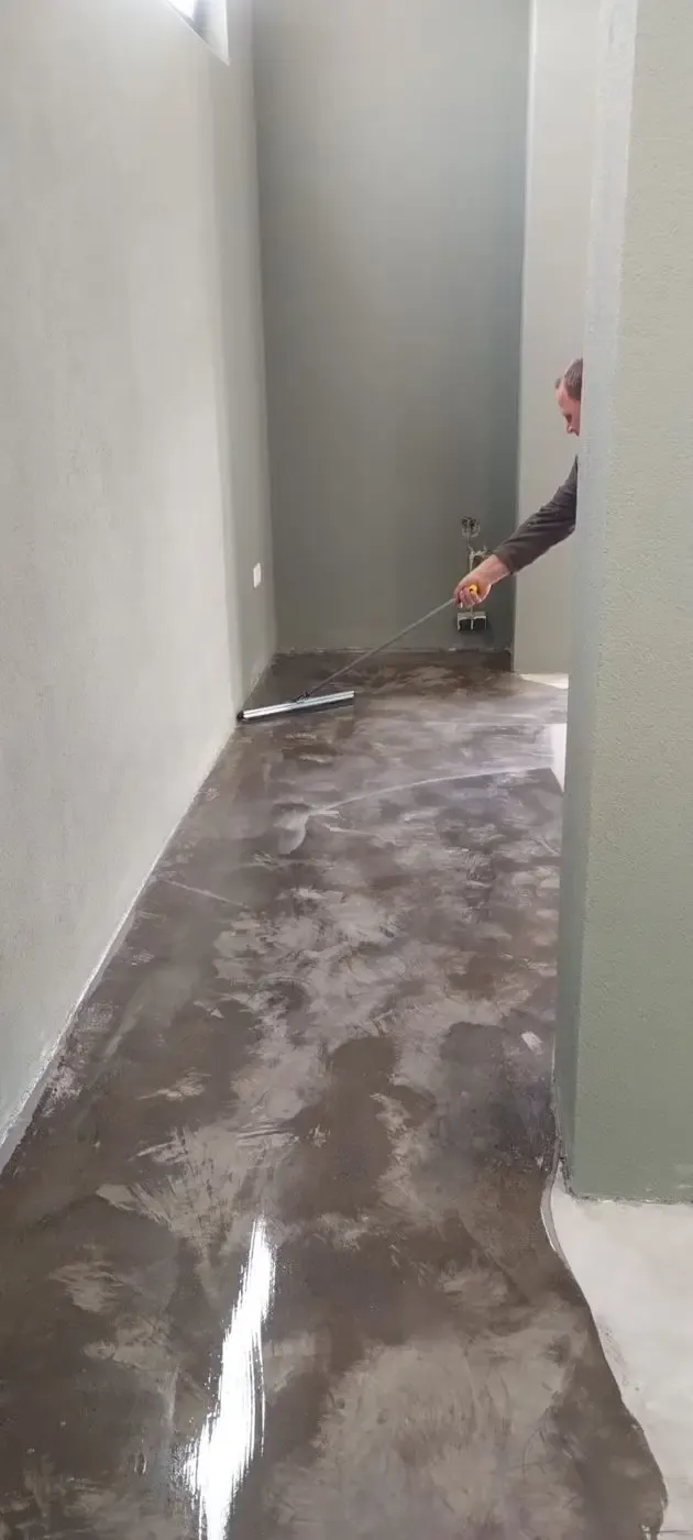 Șapă autonivelantă turnată într-un interior de locuință
