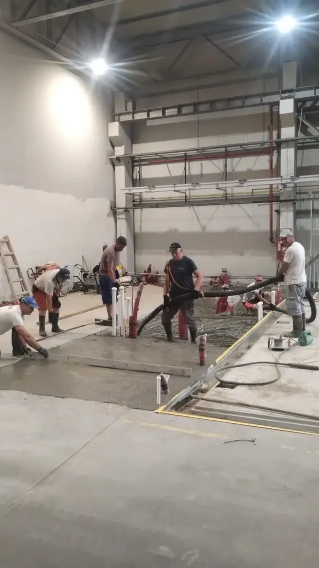 Echipa STO Satu Mare turnând pardoseală de beton într-o hală
