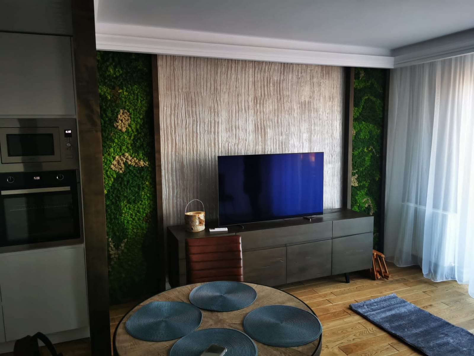 Living finisat cu panouri de licheni și perete decorativ