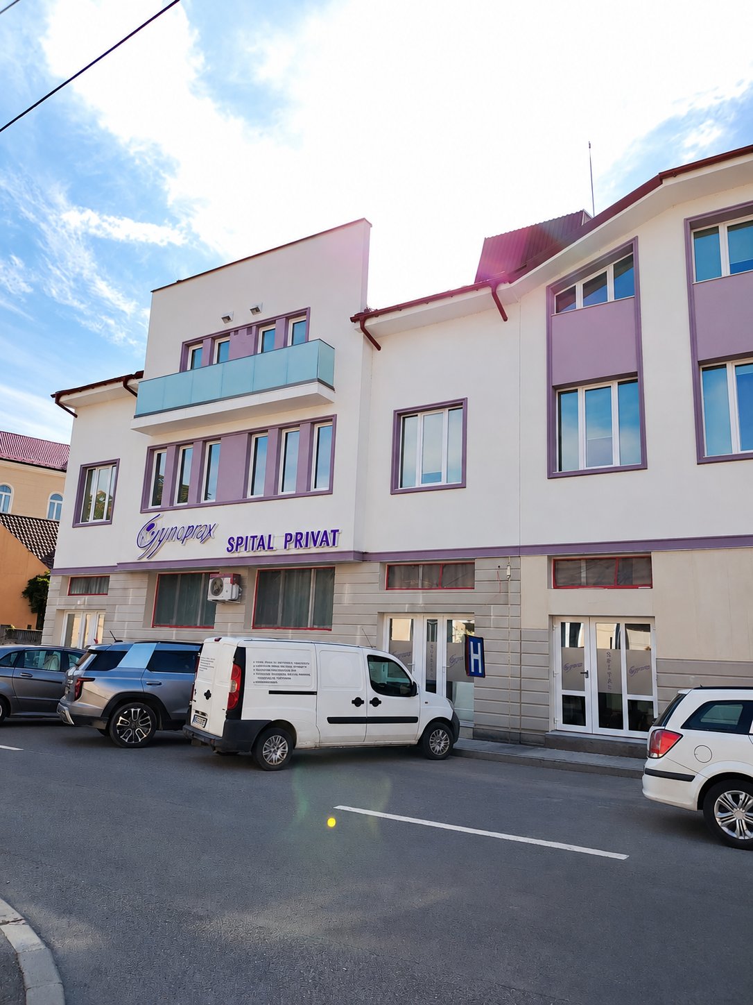 Clădirea clinicii private Gynoprax cu fațadă finisată